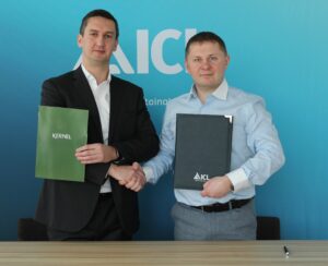 ICL and Kernel executives shaking hands after signing a strategic partnership agreement to promote sustainable agriculture and fertilizer innovation.