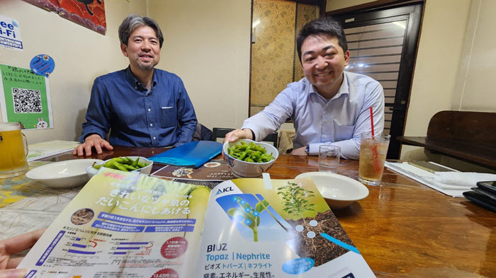 ICL representatives in Japan discussing crop nutrition products BIJZ Topaz and Nephrite over a meeting, promoting sustainable plant nutrition solutions.
