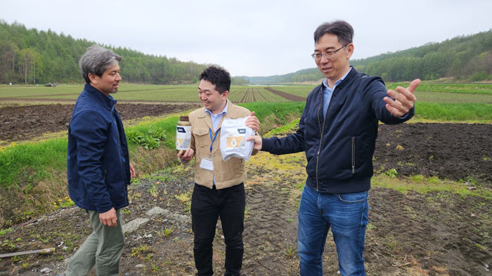 ICL agronomy team members showcasing ICL fertilizer products during a field visit in Japan to promote sustainable agriculture and crop performance.