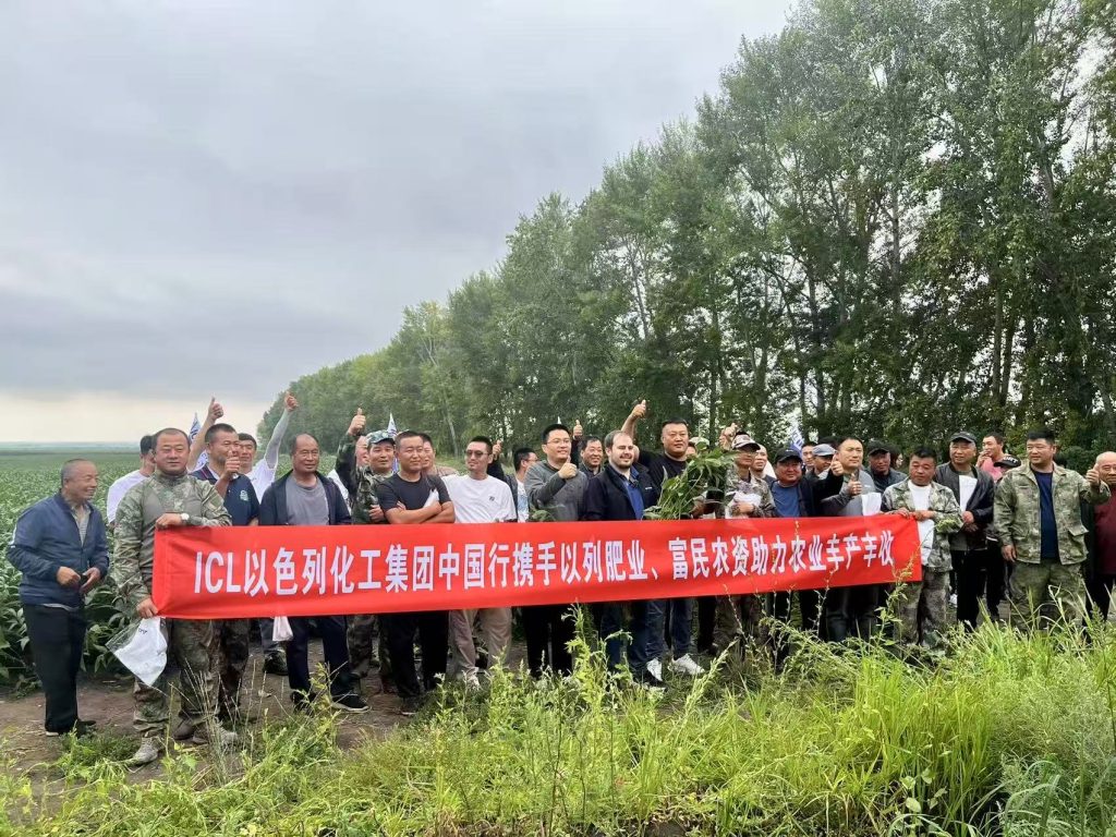 Chinese growers giving positive feedback after visiting the field trial.