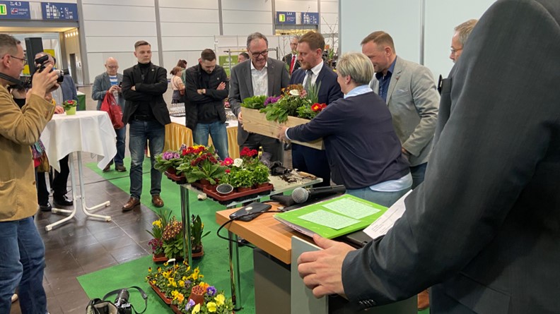 Frank Lehmann (Gartenbauverband Mitteldeutschland) und Michael Kretschmer (Ministerpräsident Freistaat Sachsen) stellen die Pflanze des Jahres auf der Floriga Leipzig vor