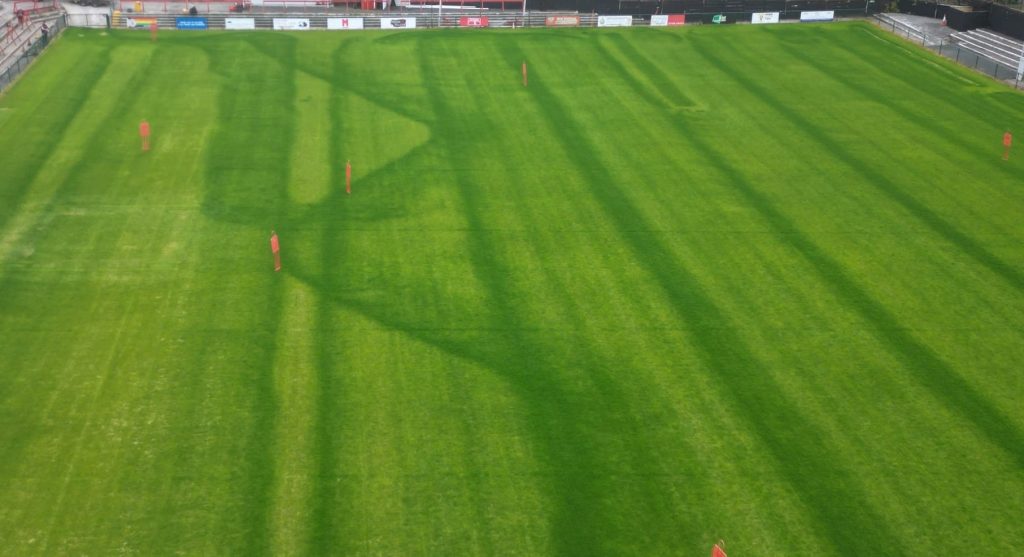 Errore di applicazione del concime su campo di calcio Campo di calcio dove il concime è stato applicato male a causa di un errore di calibrazione dello spandiconcime e di errore nell'andatura di spargimento