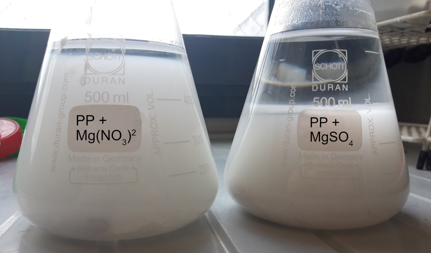Polyfosfaten in chemische bekers.