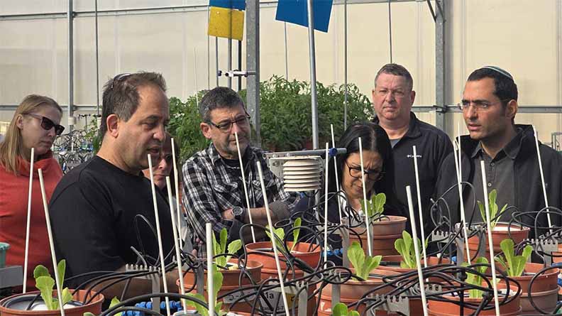 Plantarray が製品評価をスピードアップする詳しい説明を受けている様子